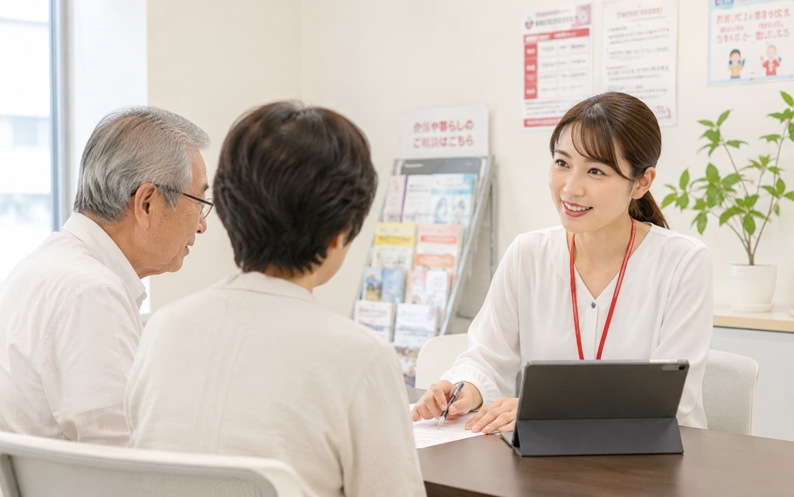 タブレットで相談対応を確認する地域包括支援センターの職員